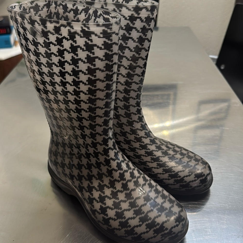 Houndstooth rubber rain boots wellies